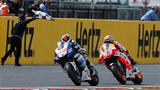 TEN PRVNÍ A TEN DRUHÝ. Španěl Jorge Lorenzo (vlevo) vyhrál Velkou cenu Británie... TEN PRVNÍ A TEN DRUHÝ. Španěl Jorge Lorenzo (vlevo) vyhrál Velkou cenu Británie...