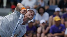 PODÁNÍ. Tomá Berdych servíruje bhem utkání 3. kola s Julienem Benneteauem.