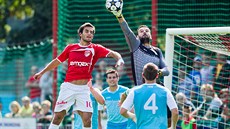 S DLAHOU. Pardubický útočník Jan Hodas (v červeném) se musel v souboji s... S DLAHOU. Pardubický útočník Jan Hodas (v červeném) se musel v souboji s...
