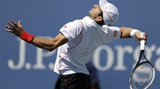 TO BUDE ÚDER. Srb Novak Djokovi servíruje v semifinále US Open proti výcarovi