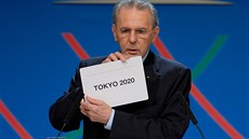 TOKIO! Prezident Mezinárodního olympijského výboru Jacques Rogge ukazuje, které...