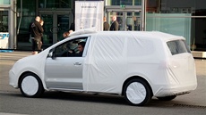 Maskovaný nástupce VW Golf plus se bude jmenovat Sportvan. Zítra bude mít... Maskovaný nástupce VW Golf plus se bude jmenovat Sportvan. Zítra bude mít...