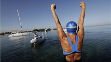 Americká vytrvalostní plavkyn Diana Nyadová se stala prvním lovkem, který peplaval z Kuby na Floridu bez klece proti ralokm.