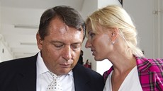Jiří Paroubek míří s manželkou Petrou do jednací síně, kde se probírá kauza... Jiří Paroubek míří s manželkou Petrou do jednací síně, kde se probírá kauza...