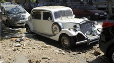 Trosky domu zasažené raketou se sesypaly na starý citroën ve čtvrti al-Maliki v... Trosky domu zasažené raketou se sesypaly na starý citroën ve čtvrti al-Maliki v...