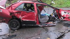 Pi nehoda kamionu a osobního vozu u Kvtné se zranili tyi lidé. (ilustraní foto)