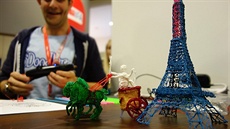 Doodle je anglicky kreslit, nebo čmárat. 3Doodler bychom tedy mohli přeložit... Doodle je anglicky kreslit, nebo čmárat. 3Doodler bychom tedy mohli přeložit...