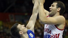 eský basketbalista Pavel Pumprla se snaí ztíit stelbu Chorvatovi Bojanu