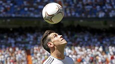 KOUKEJTE, CO UMÍM. Gareth Bale poprvé pedvedl své umní fanoukm Realu Madrid.