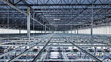 Současná datacentra jsou ohromně rozlehlá. Ocelové nosníky kromě podpůrné... Současná datacentra jsou ohromně rozlehlá. Ocelové nosníky kromě podpůrné...