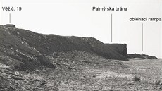 Fotografie zasypaných trosek Palmýrské brány a ve íslo 19.