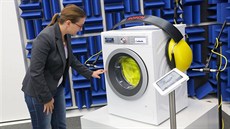 Důraz na hlučnost dnes vedle spotřeby energií a účinnosti spotřebičů patří k... Důraz na hlučnost dnes vedle spotřeby energií a účinnosti spotřebičů patří k...