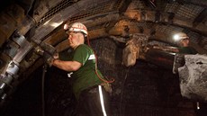 Budování důlní chodby. Výztužím říkají horníci slangově hajcmany podle firmy... Budování důlní chodby. Výztužím říkají horníci slangově hajcmany podle firmy...