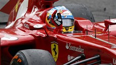 Fernando Alonso z Ferrari zdraví fanouky poté, co skonil druhý ve Velké cen...