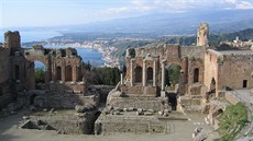 Pohled z antického divadla v Taormin na Etnu