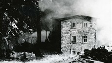 Labská bouda. Stará bouda shořela až do základů, když jeden z řemeslníků... Labská bouda. Stará bouda shořela až do základů, když jeden z řemeslníků...