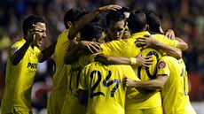 Fotbalisté Villarrealu se radují z gólu Jeremyho Perbeta.