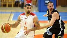 Tre Simmons (vlevo) z Nymburku uniká Nikolovi Vasičovi z rakouského Güssingu. Tre Simmons (vlevo) z Nymburku uniká Nikolovi Vasičovi z rakouského Güssingu.