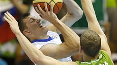 Pavel Pumprla (vlevo) z české reprezentace střílí přes Jaku Blažiče ze... Pavel Pumprla (vlevo) z české reprezentace střílí přes Jaku Blažiče ze...