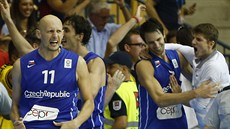Čeští basketbalisté a jejich fanoušci se radují z výhry nad Polskem. S číslem... Čeští basketbalisté a jejich fanoušci se radují z výhry nad Polskem. S číslem...