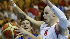 Český basketbalista Pavel Pumprla (vlevo) hledá cestu k polskému koši přes... Český basketbalista Pavel Pumprla (vlevo) hledá cestu k polskému koši přes...