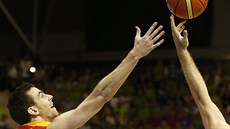 Španělský reprezentant Víctor Claver se marně natahuje po míči. Španělský reprezentant Víctor Claver se marně natahuje po míči.