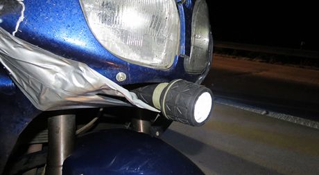 Svítilna pidlaná na motorce mla nahradit svtlo.