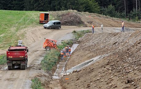 Stavební firma ujiuje, e na silnici pracuje sedm dní v týdnu od esti ráno do esti veer