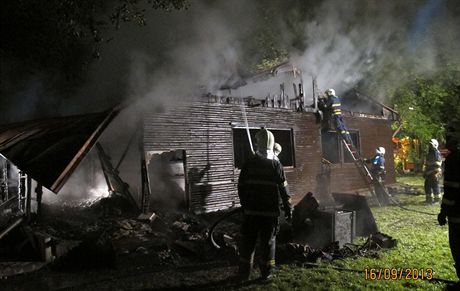 Poár zcela zniil klubovnu junáka v parku v Plzni na Borech. Ohnisko poáru...