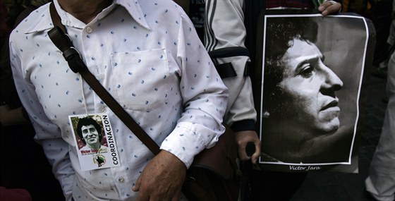 V roce 2009 se optovného pohbu Victora Jary úastnily tisíce Chilan