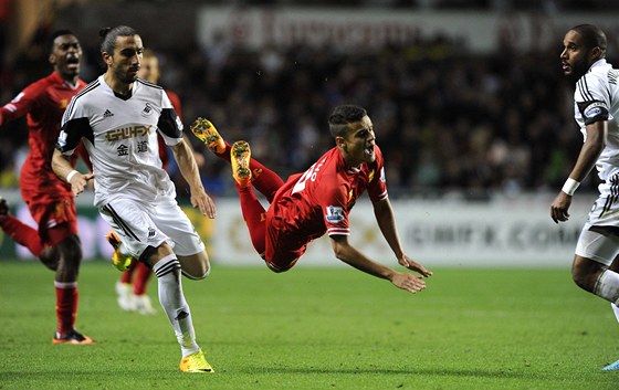 Chico Flores (vlevo) ze Swansea fauluje Philippe Coutinha z Liverpoolu.