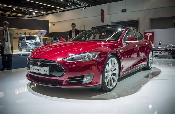 IAA 2013 - Rodinný elektromobil Tesla S dává záruku na baterie osm let