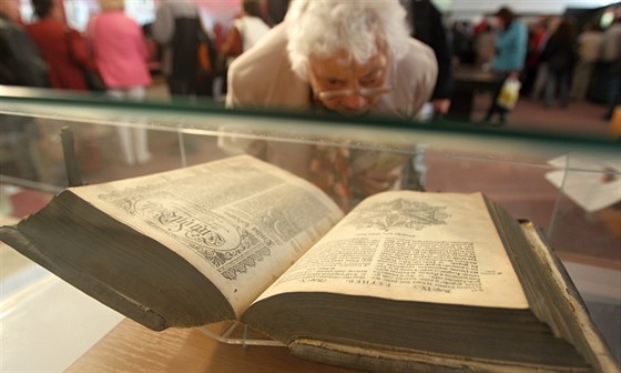 Originál Bible kralické z roku 1613 si pijely prohlédnout tisíce lidí.