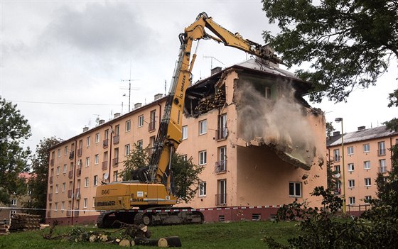 Pád jedné z nosných zdí pi bourání tvrtého patra domu v Havíov-umbarku,...