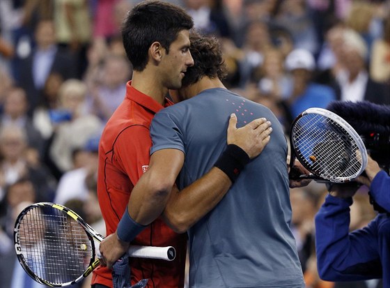 DÍKY ZA DOBROU BITVU. Novak Djokovi gratuluje Rafaelu Nadalovi k výhe na US...