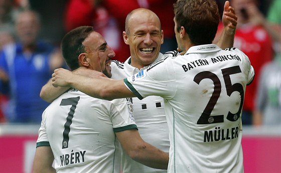 2:0. Hrái Bayernu Mnichov (zleva: Franck Ribéry, Arjen Robben a Thomas Müller)...