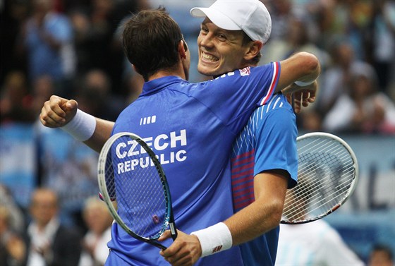 SKVLÝ TÝM. Tomá Berdych a Radek tpánek po roce opt vybojovali finále Davis Cupu. Zvládnou obhájit titul?