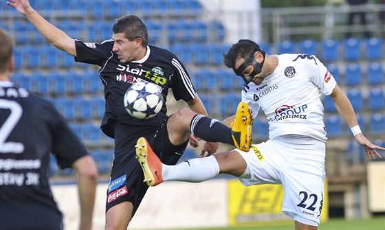 TANENÍ FIGURY, NEBO FOTBAL? Souboj o mí v podzimním zápase Slovácka (bílá) s Píbramí