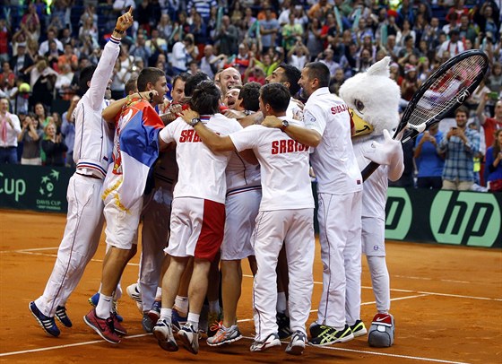 SRBSKÉ PEKLO. Takhle bouliv oslavovali Srbové postup do finále Davis Cupu...