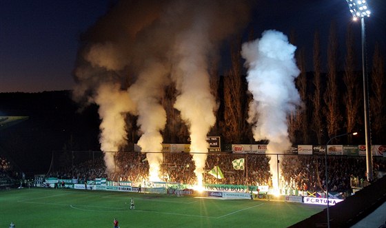 VDY ZAS TOLIK NEHOÍ... Pyrotechnika je sice na stadionech zakázaná, ale je...