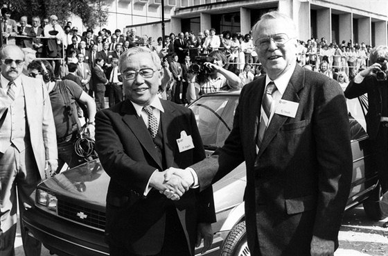 Eiji Toyoda (vlevo) a len správní rady General Motors Roger B. Smith