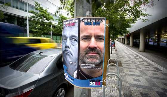 Pirátská strana vyuívá v pedvolebním boji tvá zpváka Karla Kryla. Na plakátu je s Ivo Vaíkem, lídrem strany na jihu Moravy. (10. záí 2013)