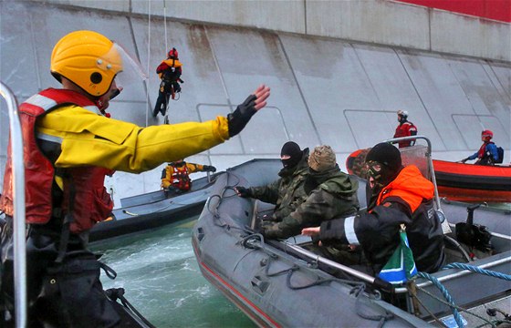 Dva z aktivist organizace Greenpeace, kteí plhali po stn ropné ploiny,...