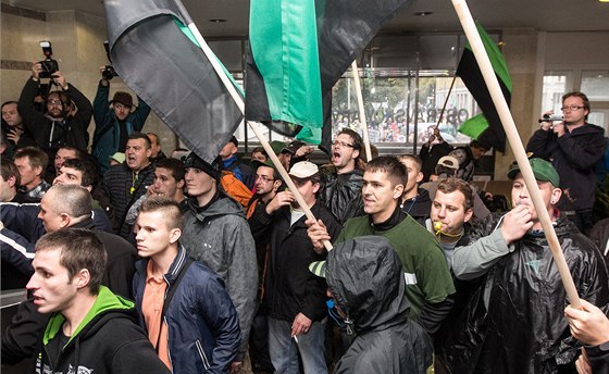 Jsme proti! V záí nespokojení zamstnanci OKD v Ostrav uspoádali jeden z nejvtích havíských protest v historii zem. Dali najevo nesouhlas s hrozícím propoutním a sniováním mezd.