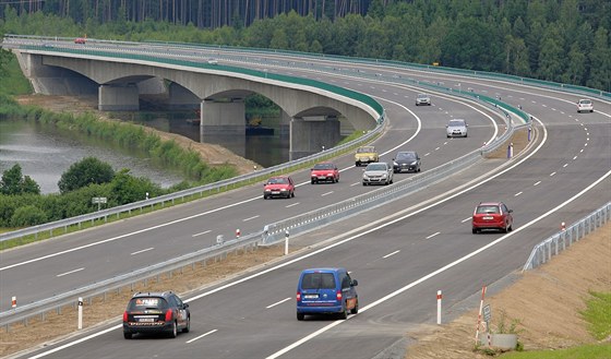 Zatím posledním oteveným úsekem D3 byl ten mezi Táborem a Veselím nad Lunicí, po kterém zaali idii jezdit loni na konci ervna.