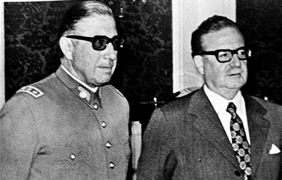Augusto Pinochet (vlevo) na archivním snímku spolu s prezidentem Salvadorem