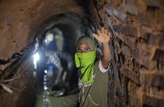 Egypttí vojáci zaplavili tunel mezi Sinajským poloostrovem a Pásmem Gazy...