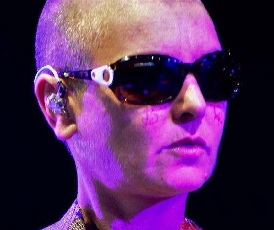 Sinéad O'Connor má na lících erveným inkoustem vytetovaná písmena "B" a "Q".