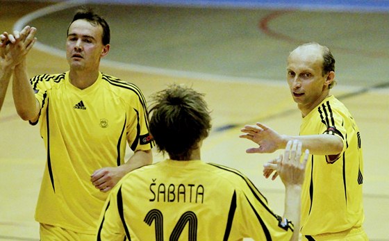 Vysokomýtský Tomá Bouka (vlevo) vynikl v utkání prvního kola futsalové ligy proti Hradci Králové (11:4) tymi brankami. Na snímku s Petrem Vladykou a Martinem abatou.