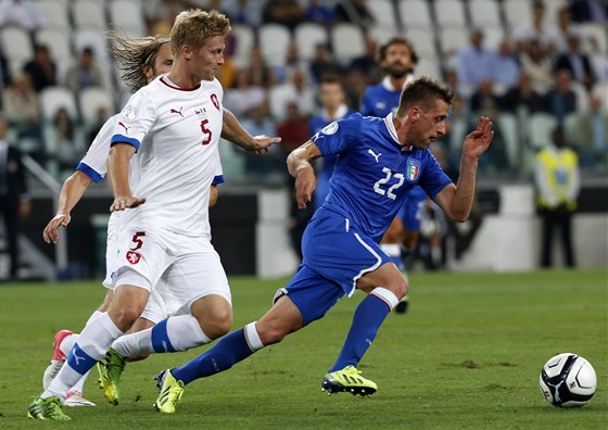 PROCHÁZKA DO ZÁLOHY? Podle tená iDNES.cz by se Václav Procházka (v bílém) mohl pesunout na pozici defenzivního záloníka. Takové eení vak trenér Pavel Vrba nejspí nezvolí.